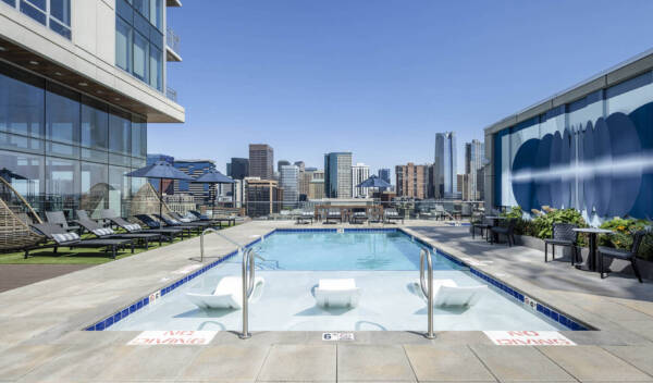 Apartment Resort-Style Pool