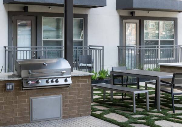 Griffis Oak Lawn apartment community grilling station in Dallas, TX.