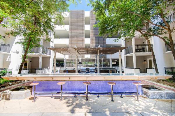 Apartment community outdoor lounge and grilling station at Griffis Uptown in Dallas, TX.